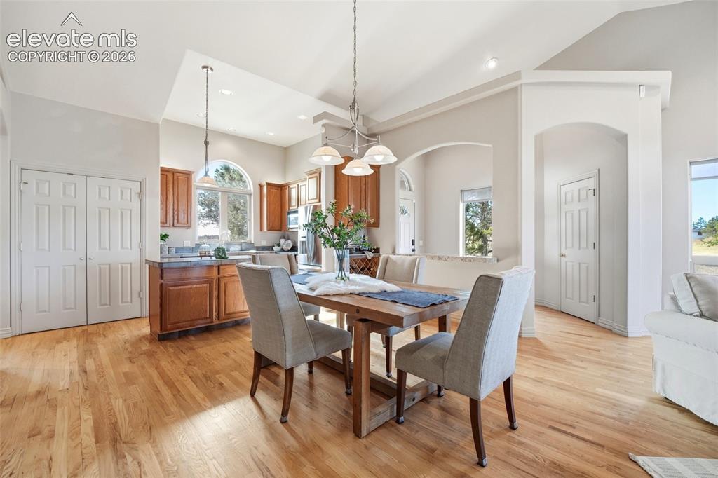 Image 15 of 46: Dining Area