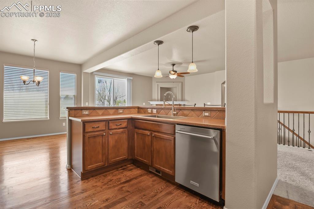 Image 15 of 42: Kitchen