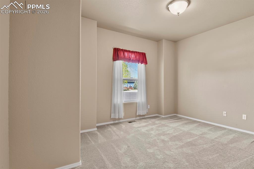 Image 21 of 42: Mian floor office