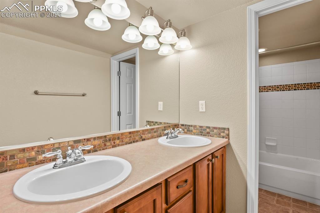 Image 28 of 42: Bathroom