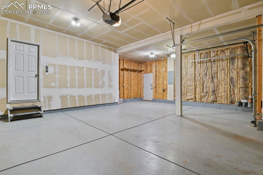 Image 32 of 42: 3-car garage