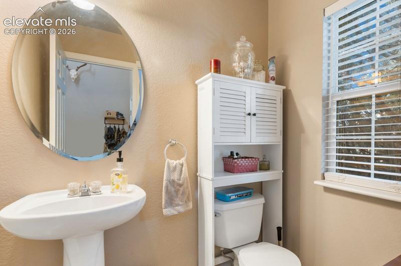 Image 14 of 27: Bathroom