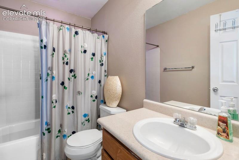 Image 16 of 27: Bathroom