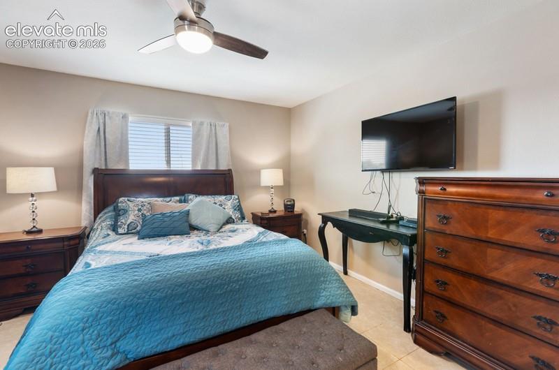 Image 18 of 27: Bedroom
