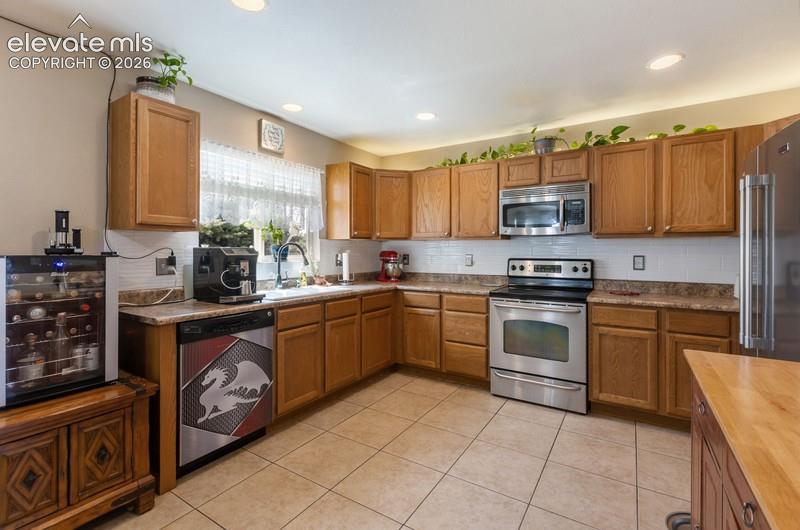 Image 9 of 27: Kitchen