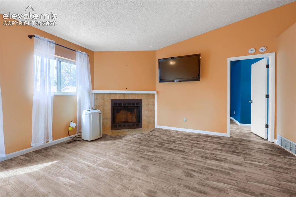 Image 14 of 29: Living Room