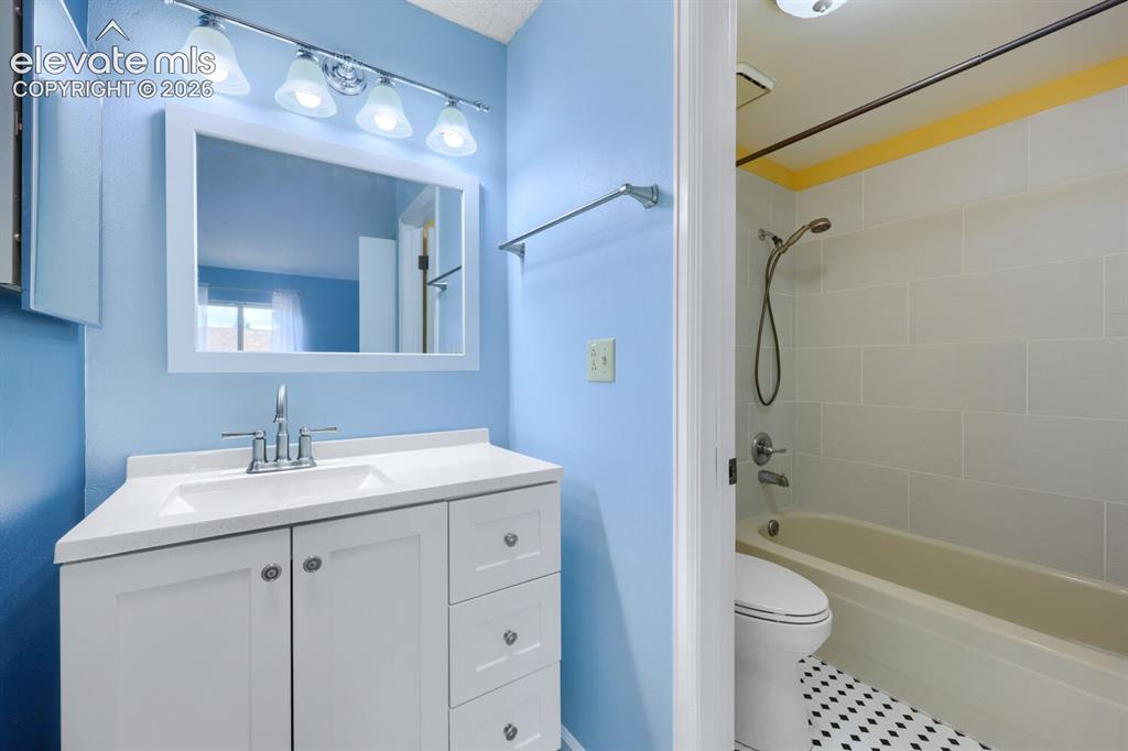 Image 19 of 29: Bathroom