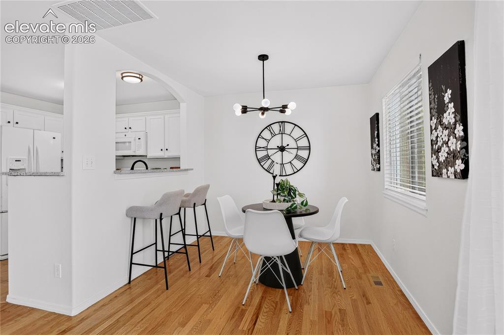 Image 14 of 35: Dining area / breakfast bar.