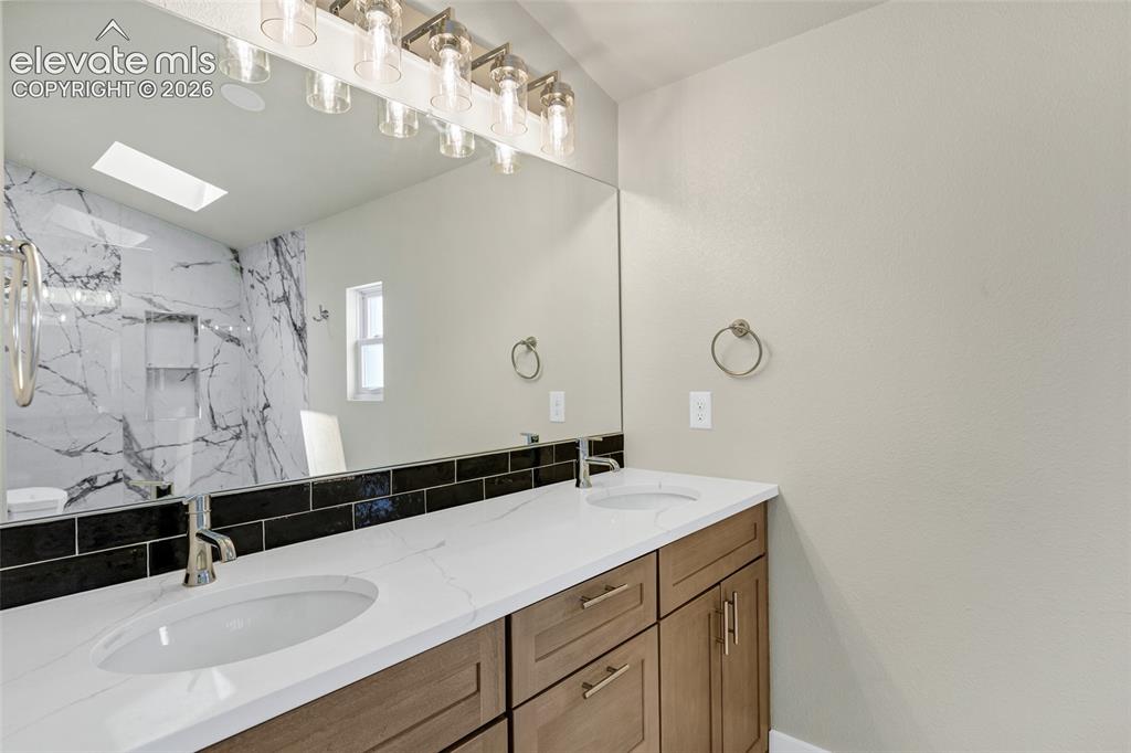 Image 16 of 38: Bathroom