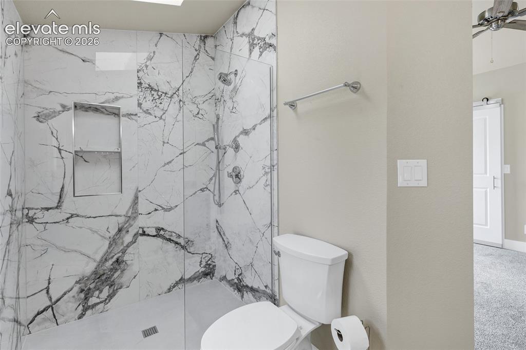 Image 17 of 38: Bathroom
