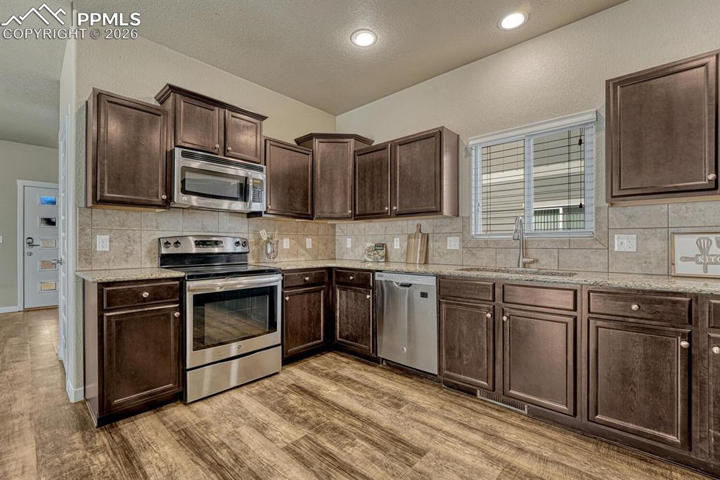 Image 10 of 50: Kitchen