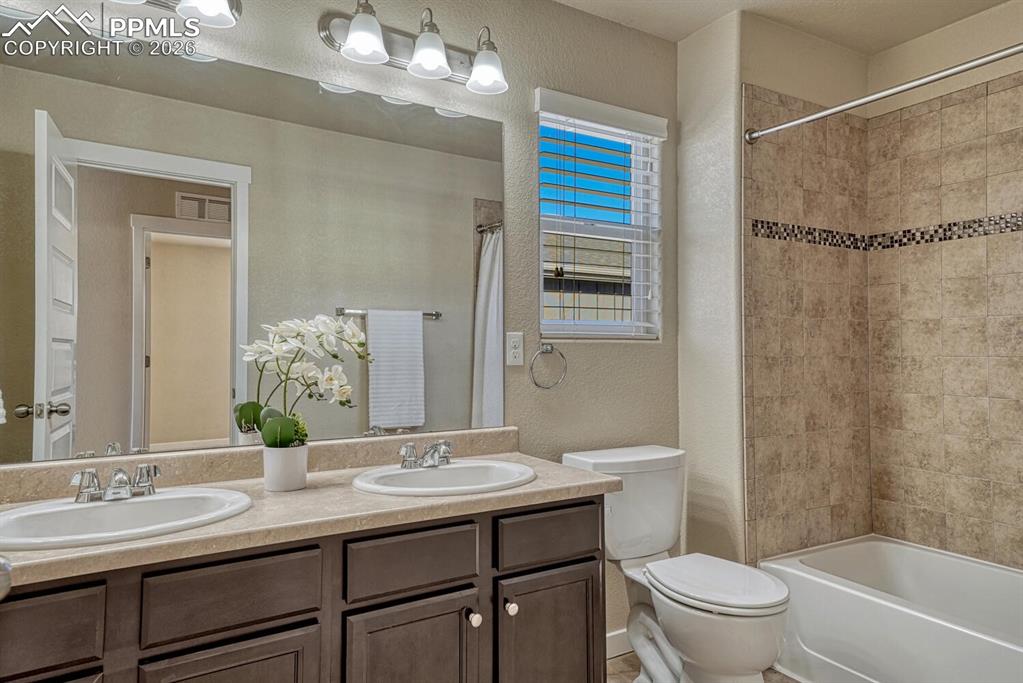 Image 33 of 50: Bathroom