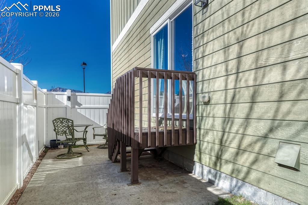 Image 40 of 50: Fully fenced side yard