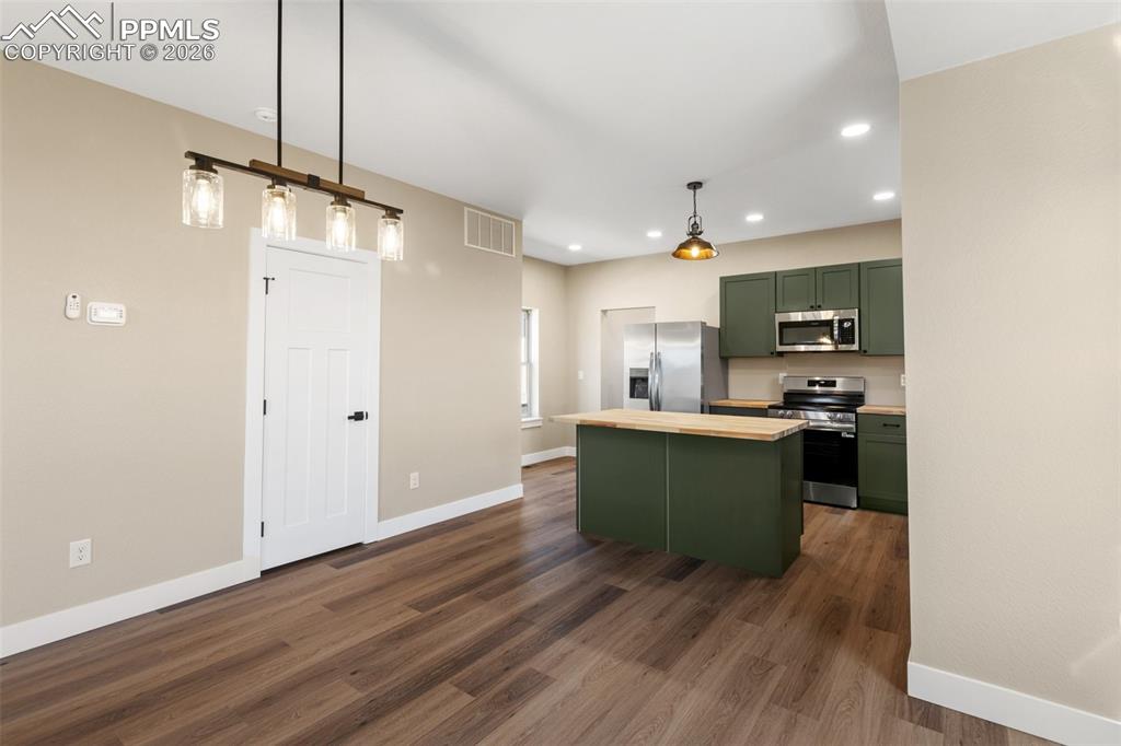 Image 10 of 25: Kitchen