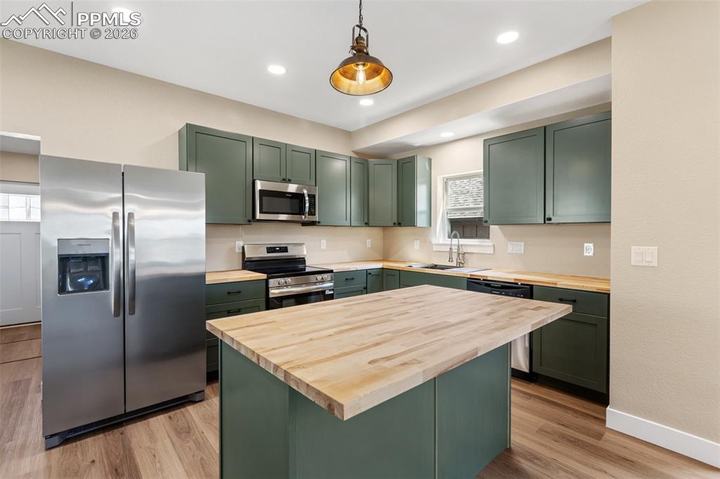 Image 11 of 25: Kitchen