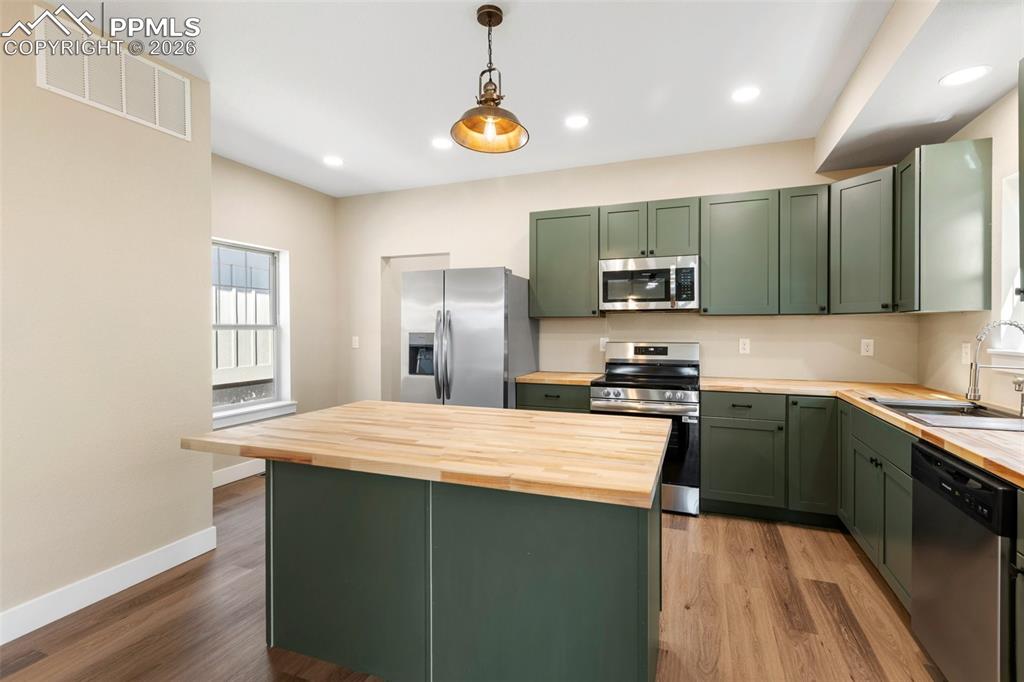 Image 13 of 25: Kitchen