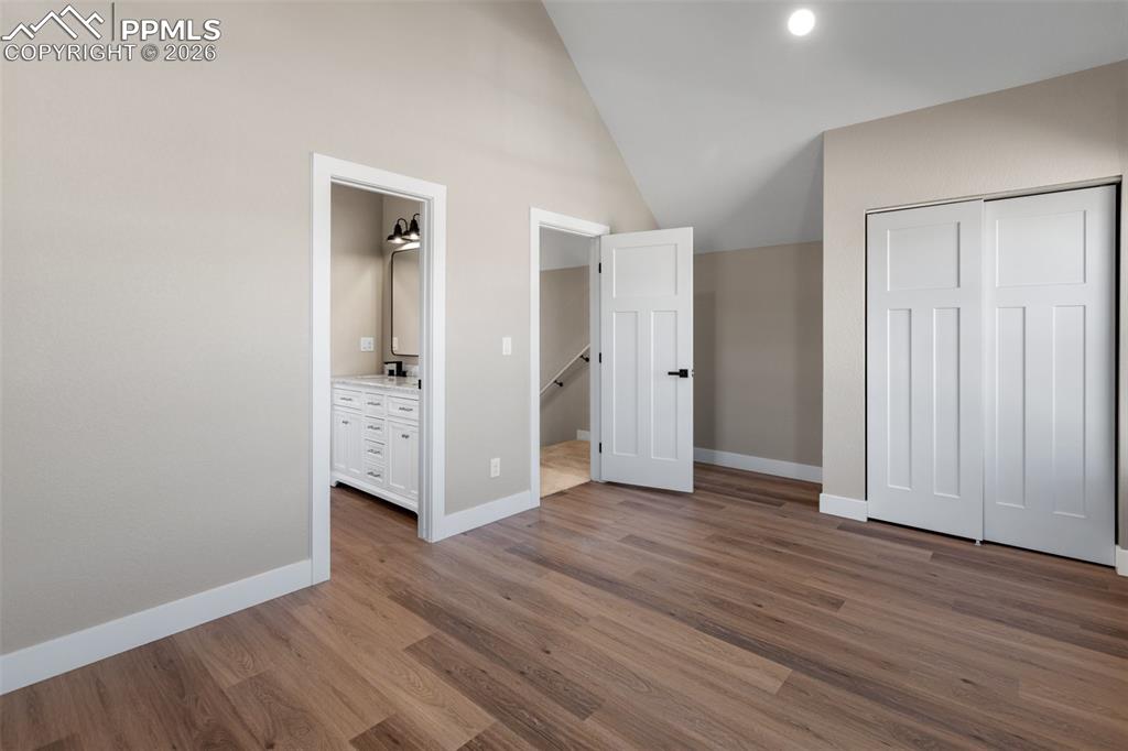 Image 16 of 25: Bedroom