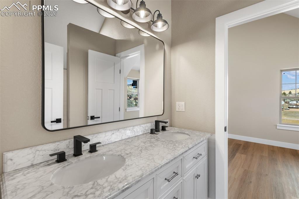 Image 17 of 25: Bathroom