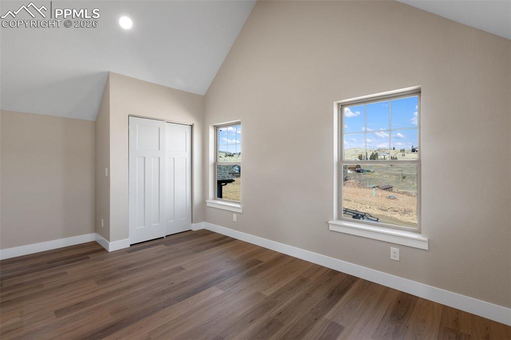 Image 18 of 25: Bedroom