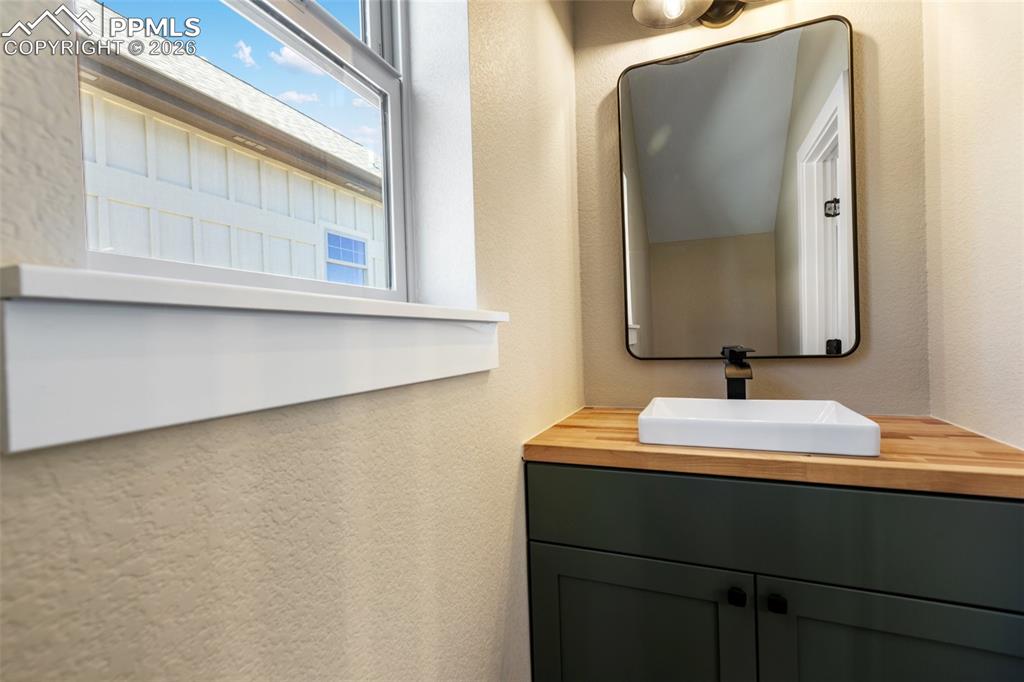 Image 19 of 25: Bathroom