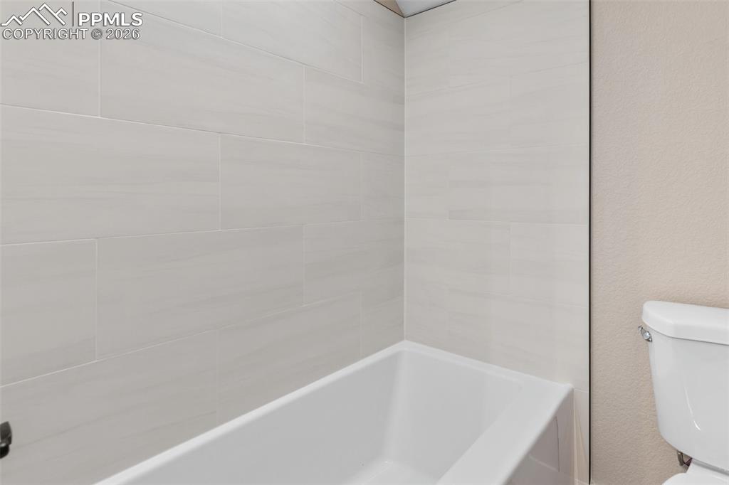 Image 21 of 25: Bathroom