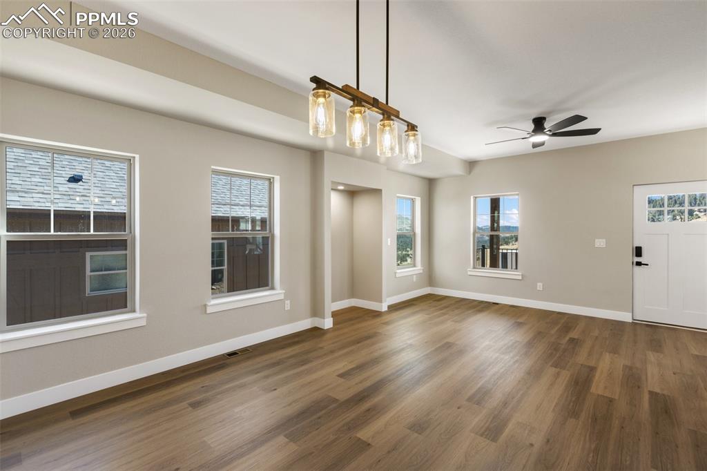 Image 5 of 25: Dining Area