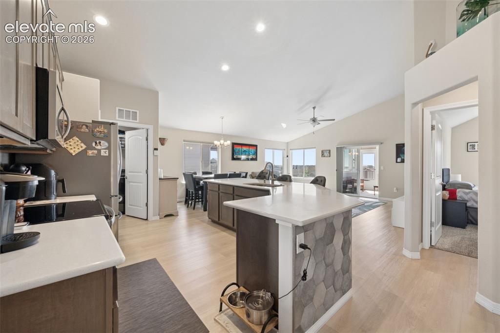 Image 8 of 50: Kitchen