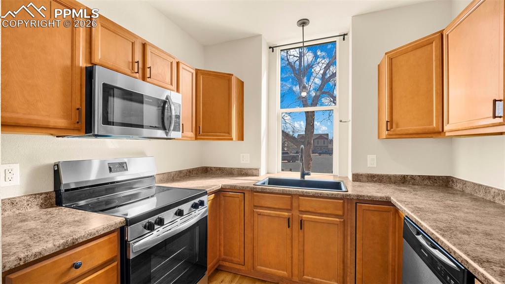 Image 10 of 40: Kitchen