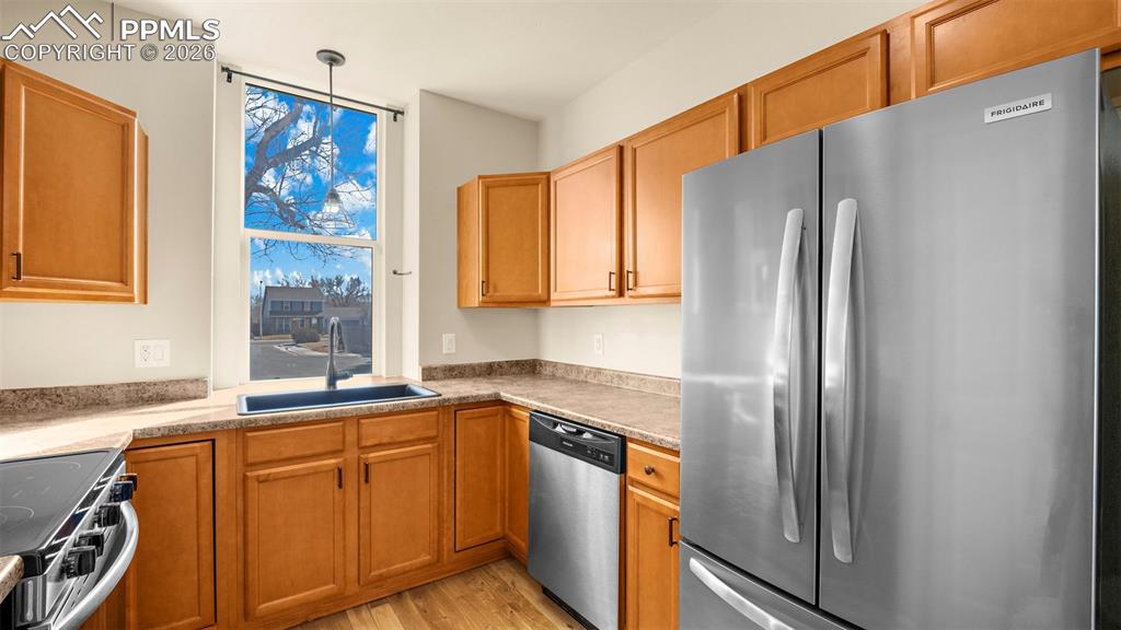 Image 11 of 40: Kitchen