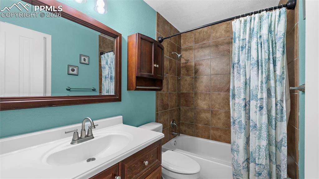 Image 14 of 40: Bathroom