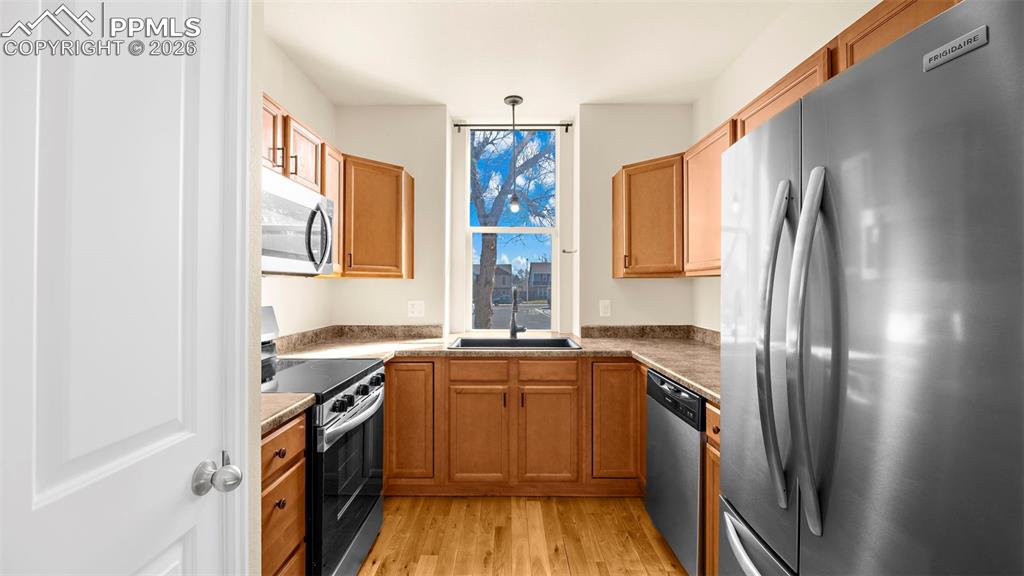 Image 9 of 40: Kitchen