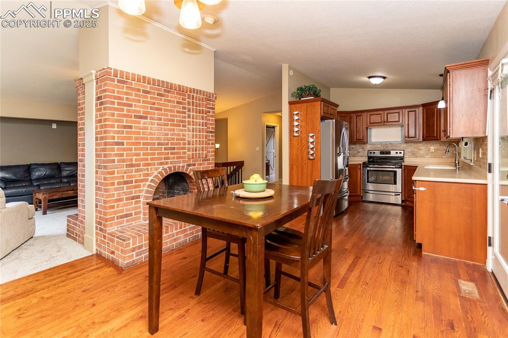 Image 13 of 43: Dining Area