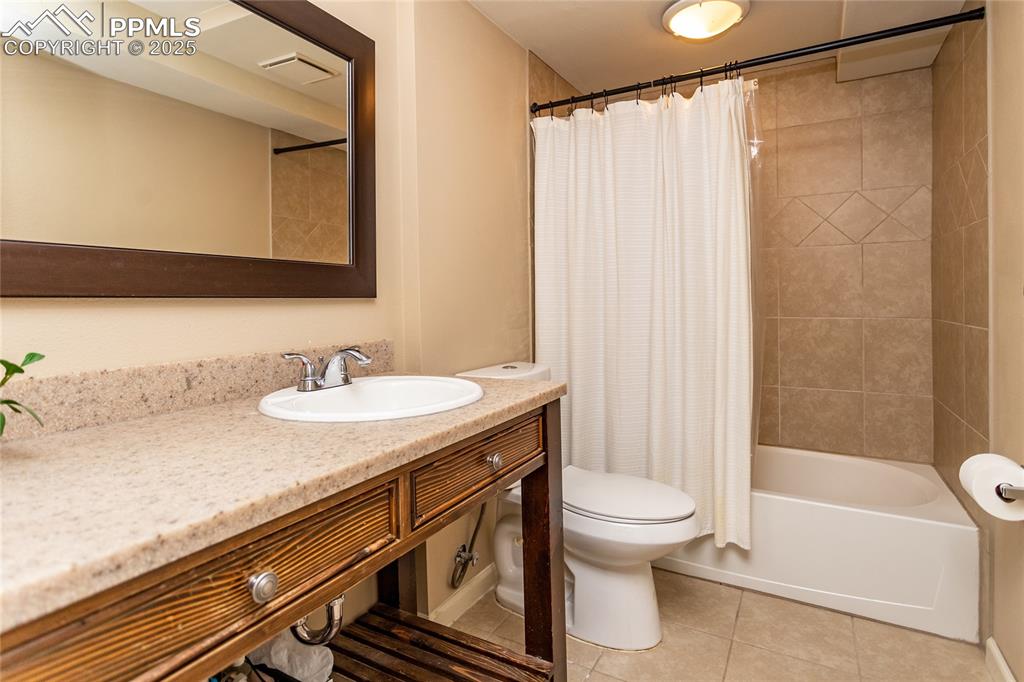 Image 34 of 43: Bathroom