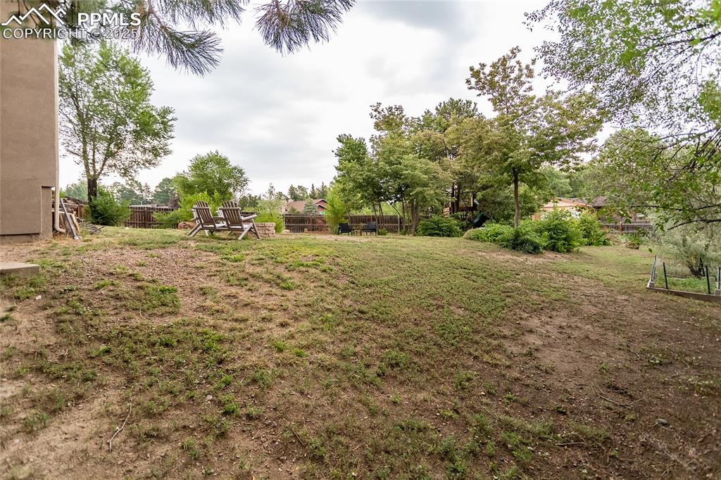 Image 39 of 43: Large Yard