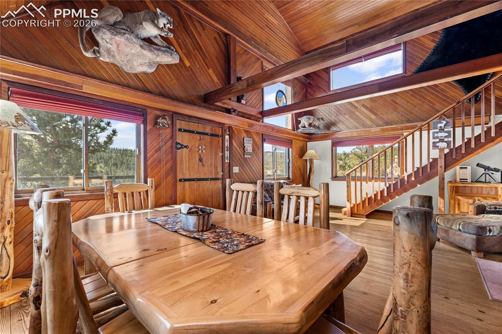 Image 11 of 50: Dining Area