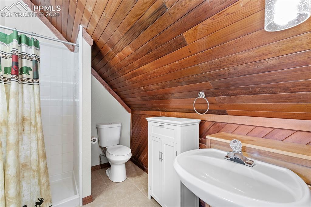 Image 17 of 50: Bathroom