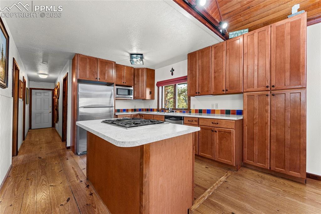 Image 5 of 50: Kitchen