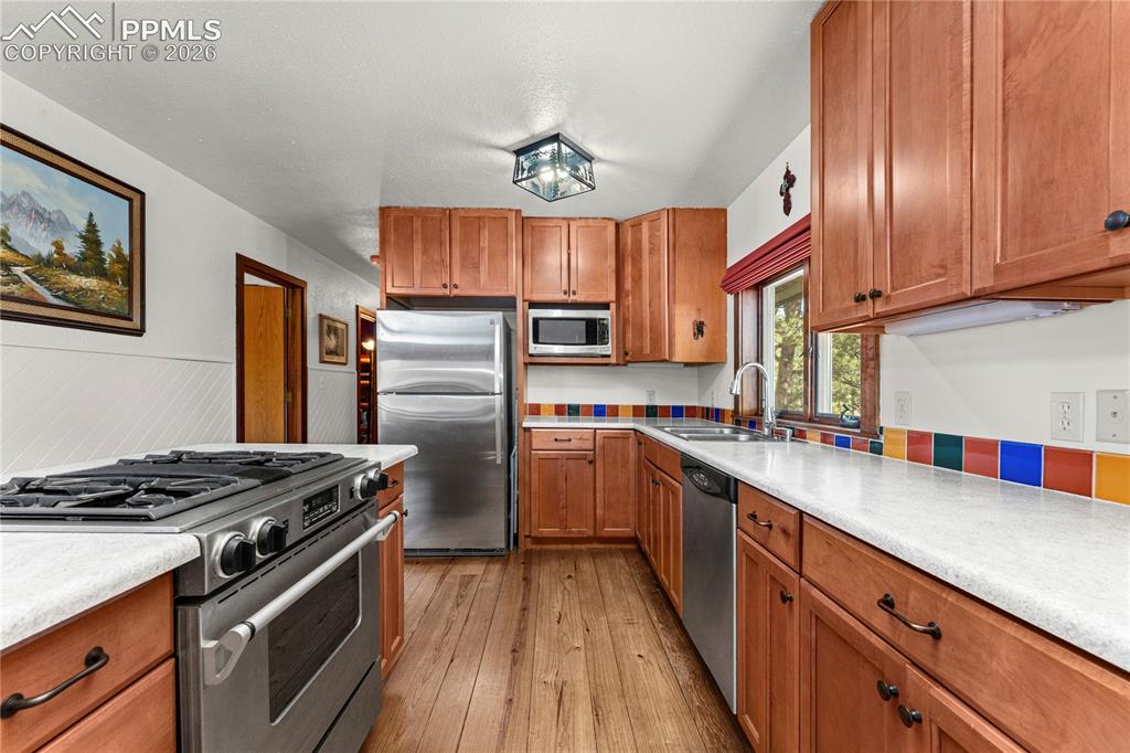 Image 6 of 50: Kitchen