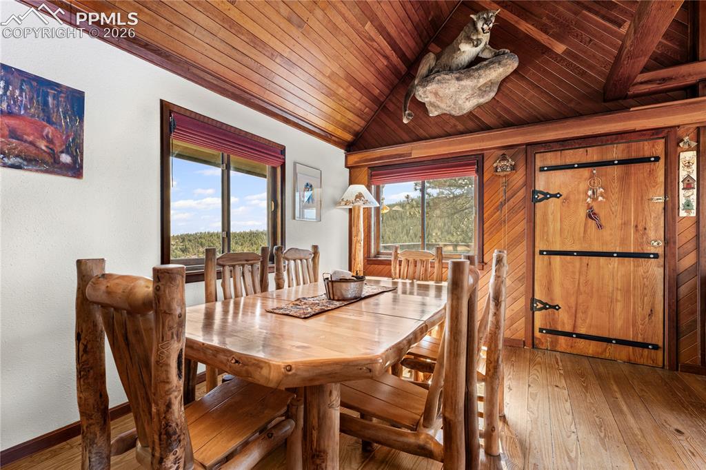 Image 7 of 50: Dining Area