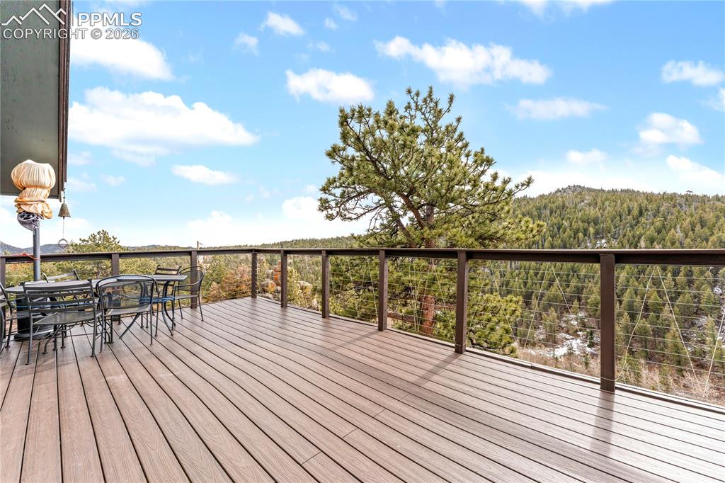 Image 8 of 50: Deck