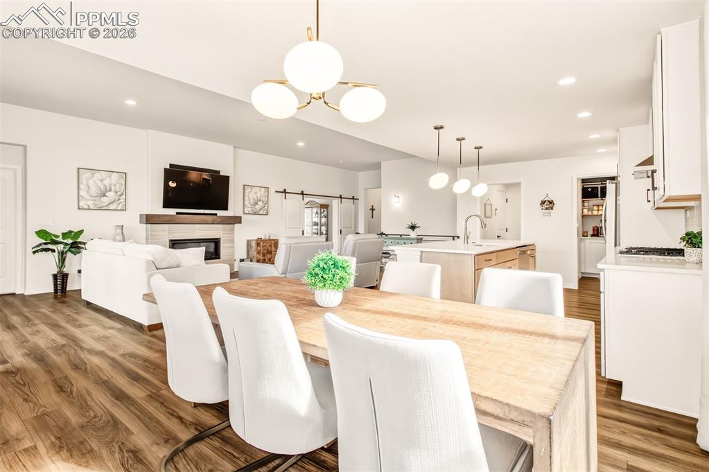 Image 16 of 48: Dining Area