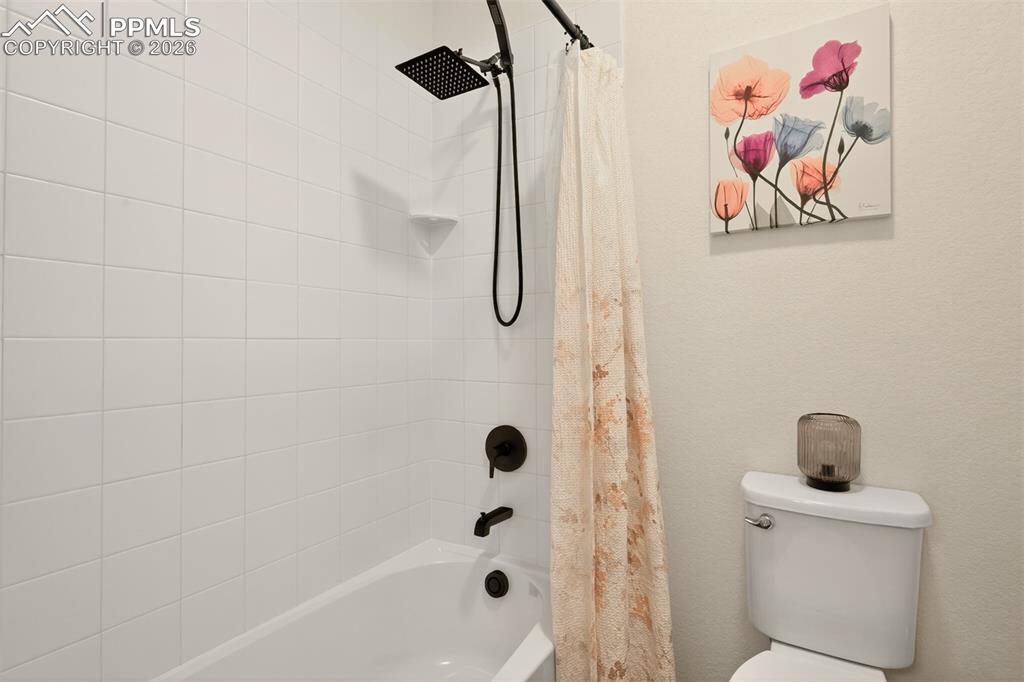 Image 38 of 48: Bathroom