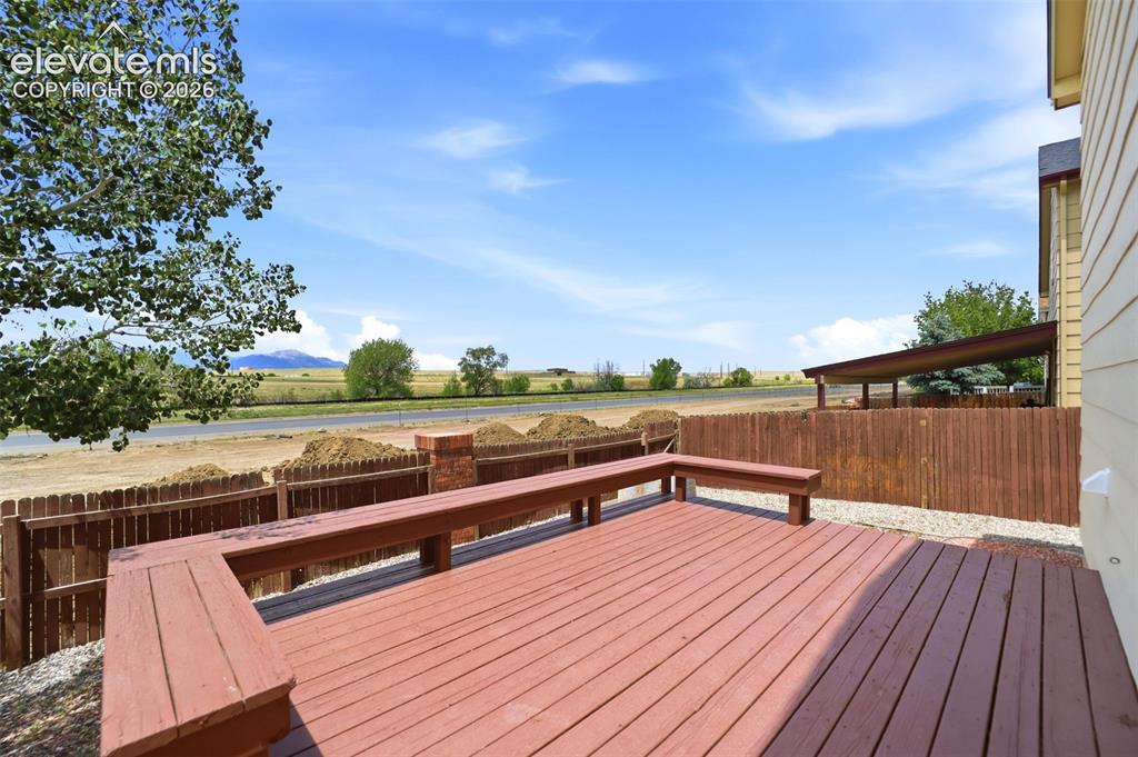 Image 29 of 32: Deck
