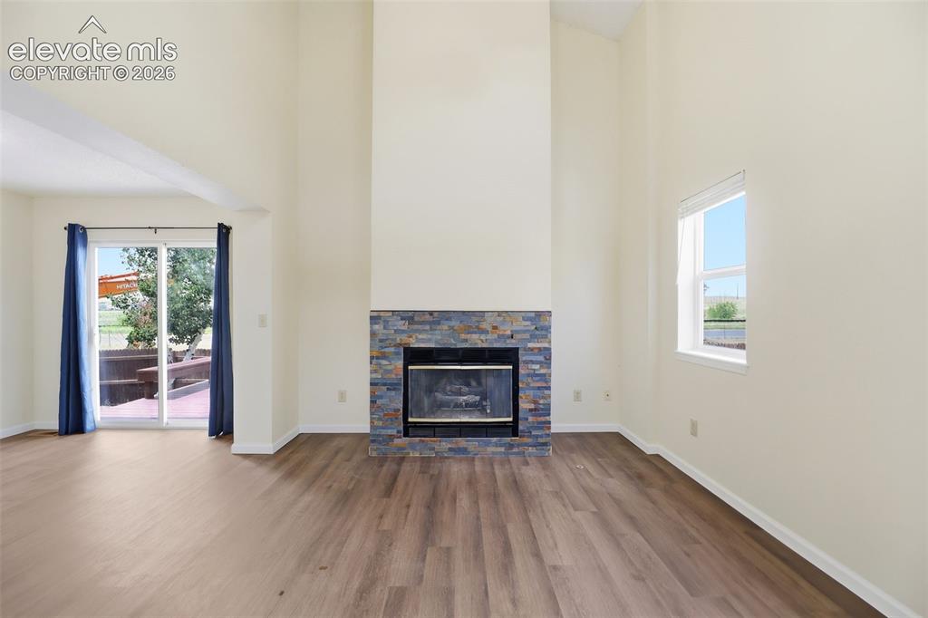 Image 5 of 32: Living Room