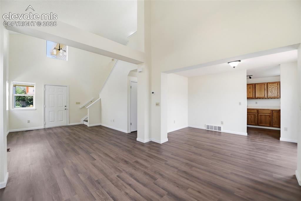 Image 6 of 32: Living Room
