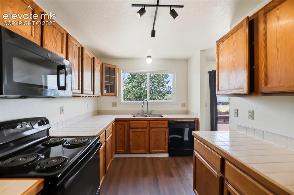 Image 8 of 32: Kitchen