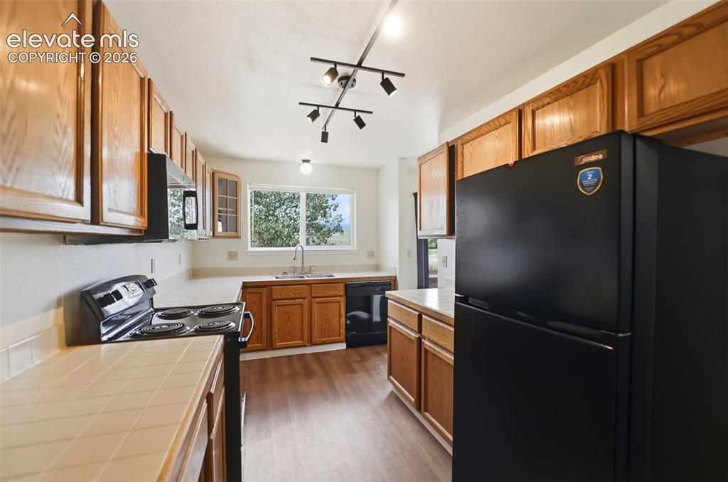Image 9 of 32: Kitchen