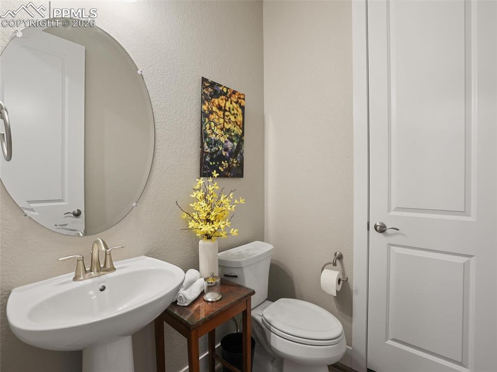 Image 10 of 47: 1/2 bath next to office