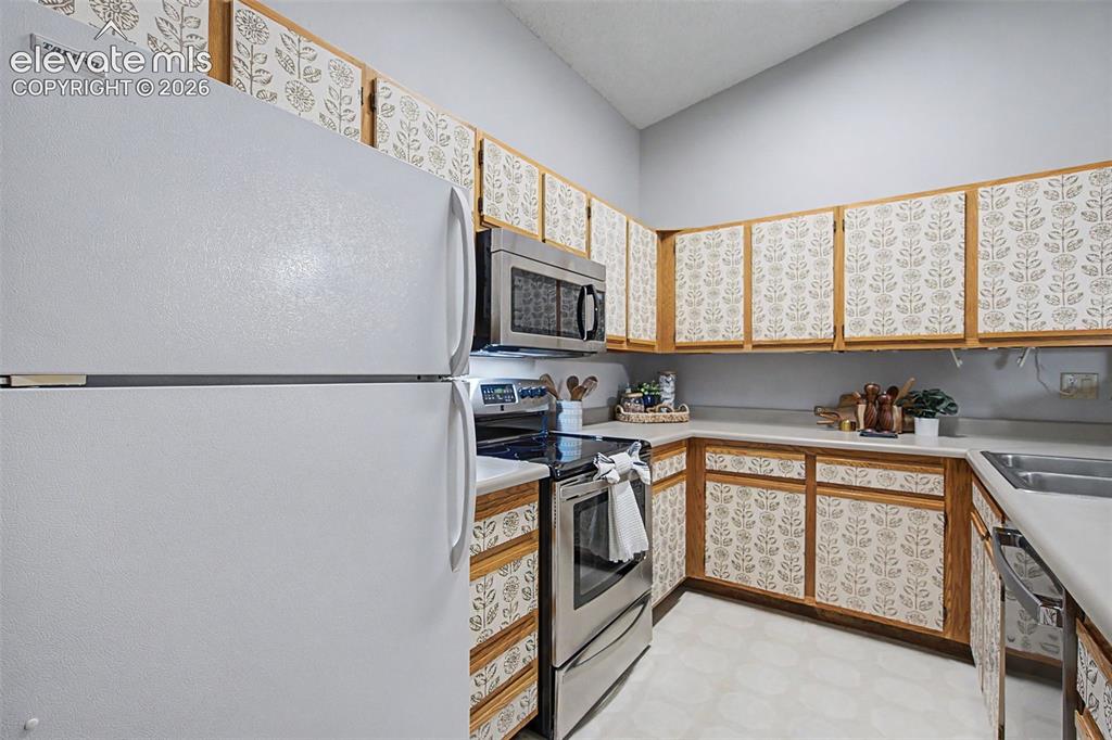 Image 10 of 25: Kitchen