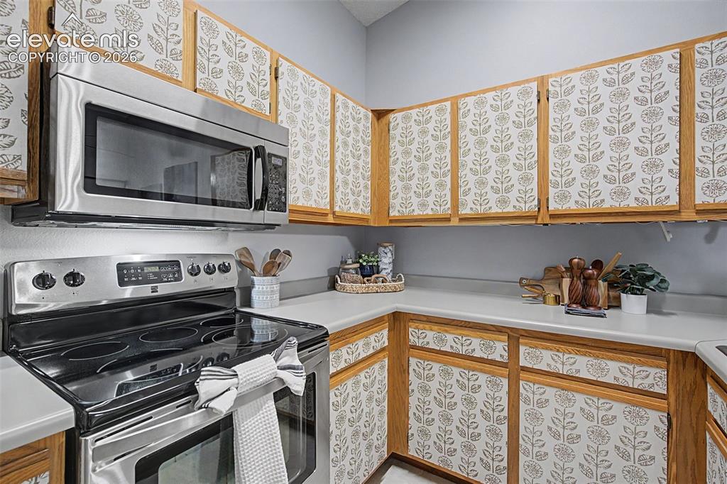 Image 11 of 25: Kitchen